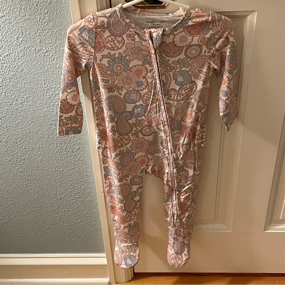 NWT Angel Dear Bamboo Paisley Print Ruffle Back Footie Pajama Size 9-12M